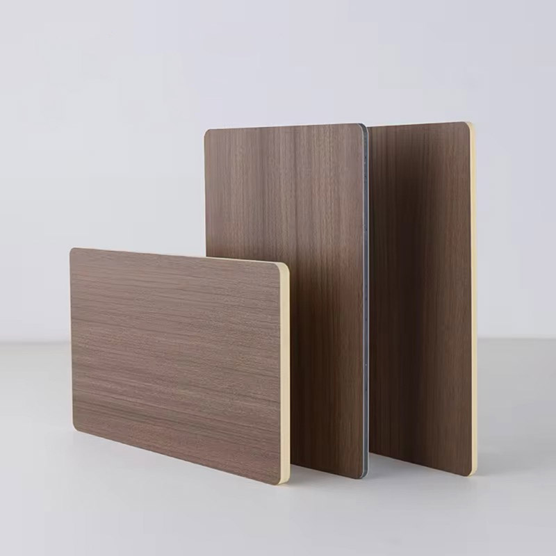 Panel ścienny z kryształu węgla o fakturze drewna